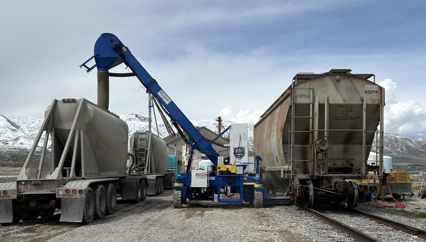 Scorpion portable transloader working between a railcar and a trailer