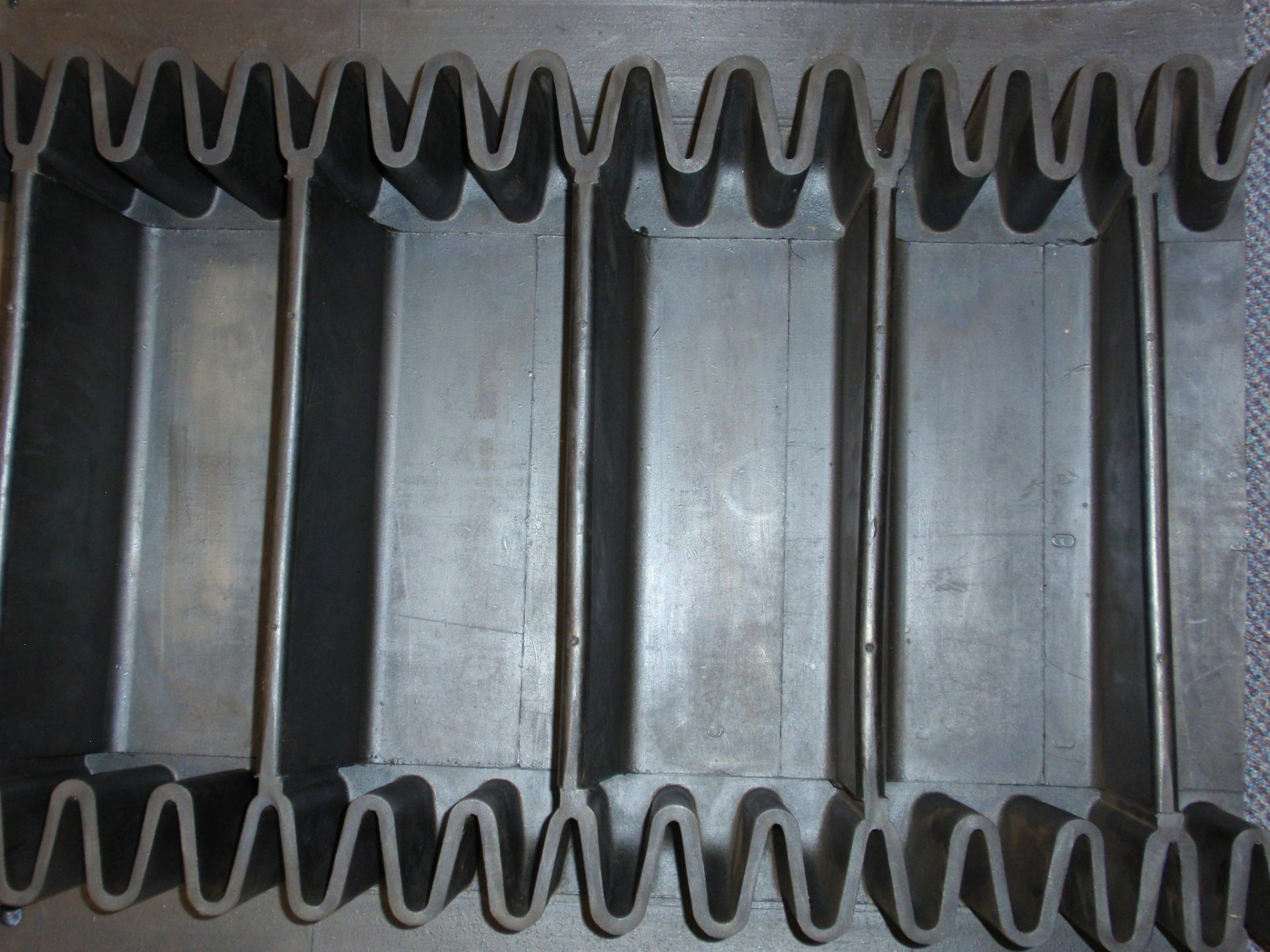 Close-up of molded corrugated sidewall cross-section on a CamWall belt