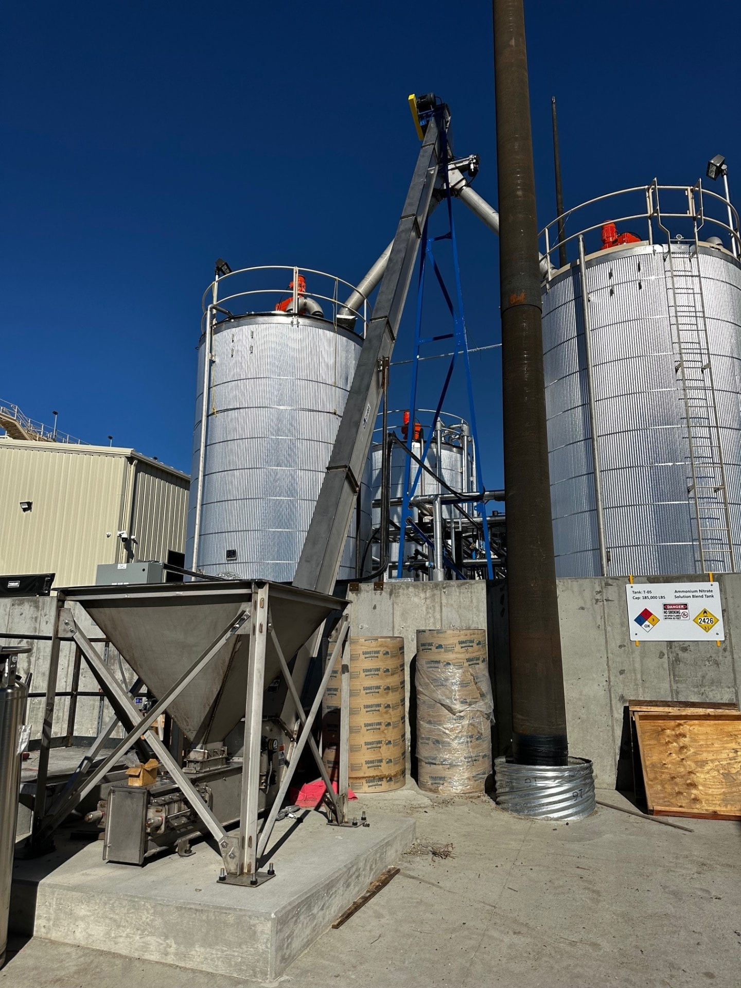 Cambelt conveyor integrated with industrial silos on a concrete pad